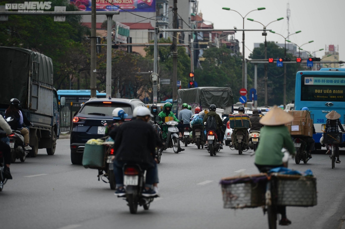 xe may noi duoi nhau di nguoc chieu, cat mat o to tren duong giai phong ha noi hinh anh 10