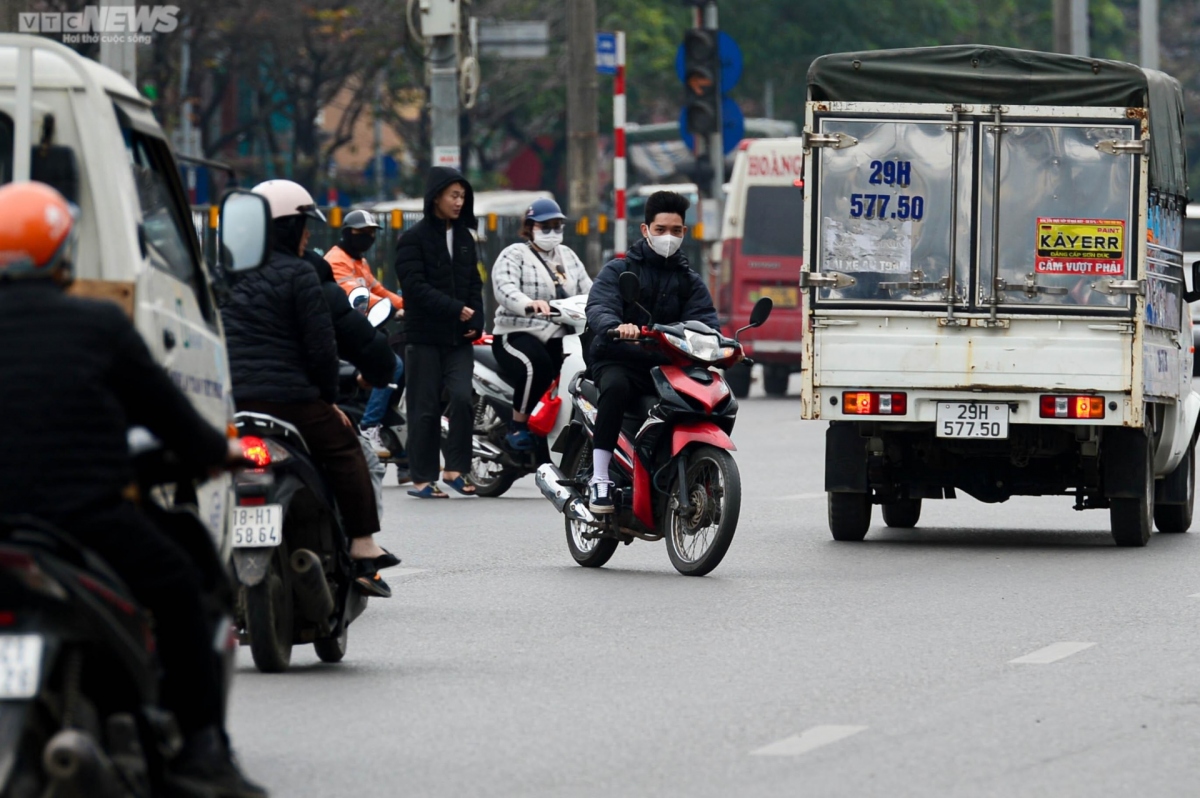 xe may noi duoi nhau di nguoc chieu, cat mat o to tren duong giai phong ha noi hinh anh 12