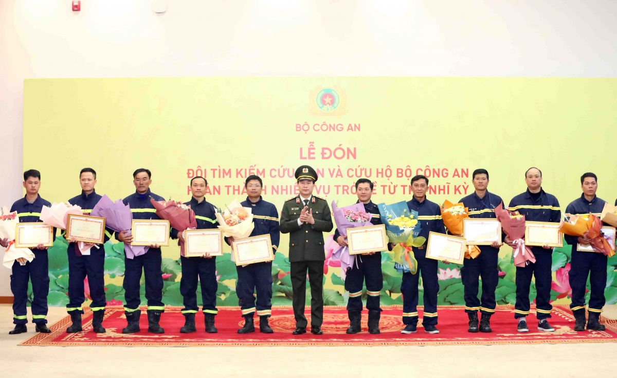 bo cong an khen thuong doan cong tac lam nhiem vu cuu nan, cuu ho tai tho nhi ky hinh anh 2