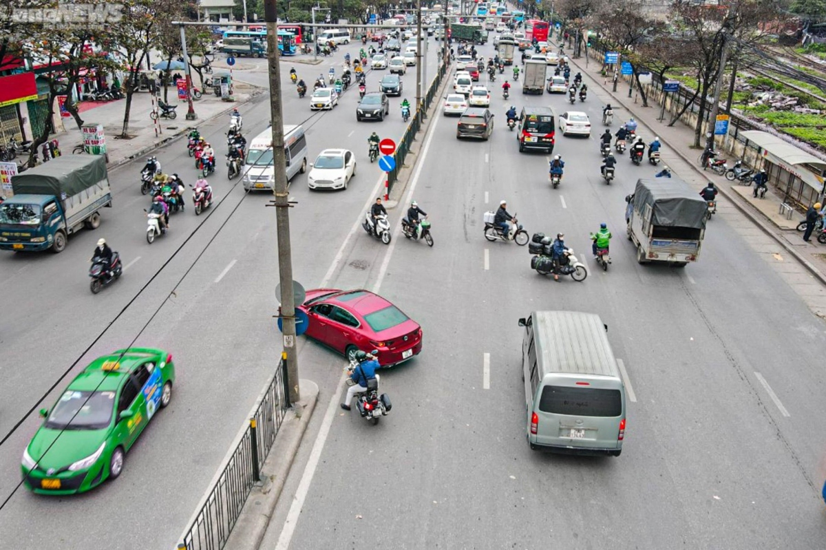 xe may noi duoi nhau di nguoc chieu, cat mat o to tren duong giai phong ha noi hinh anh 1