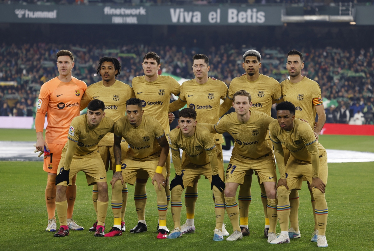 lewandowski ghi ban, barca bo cach real 8 diem o la liga hinh anh 1