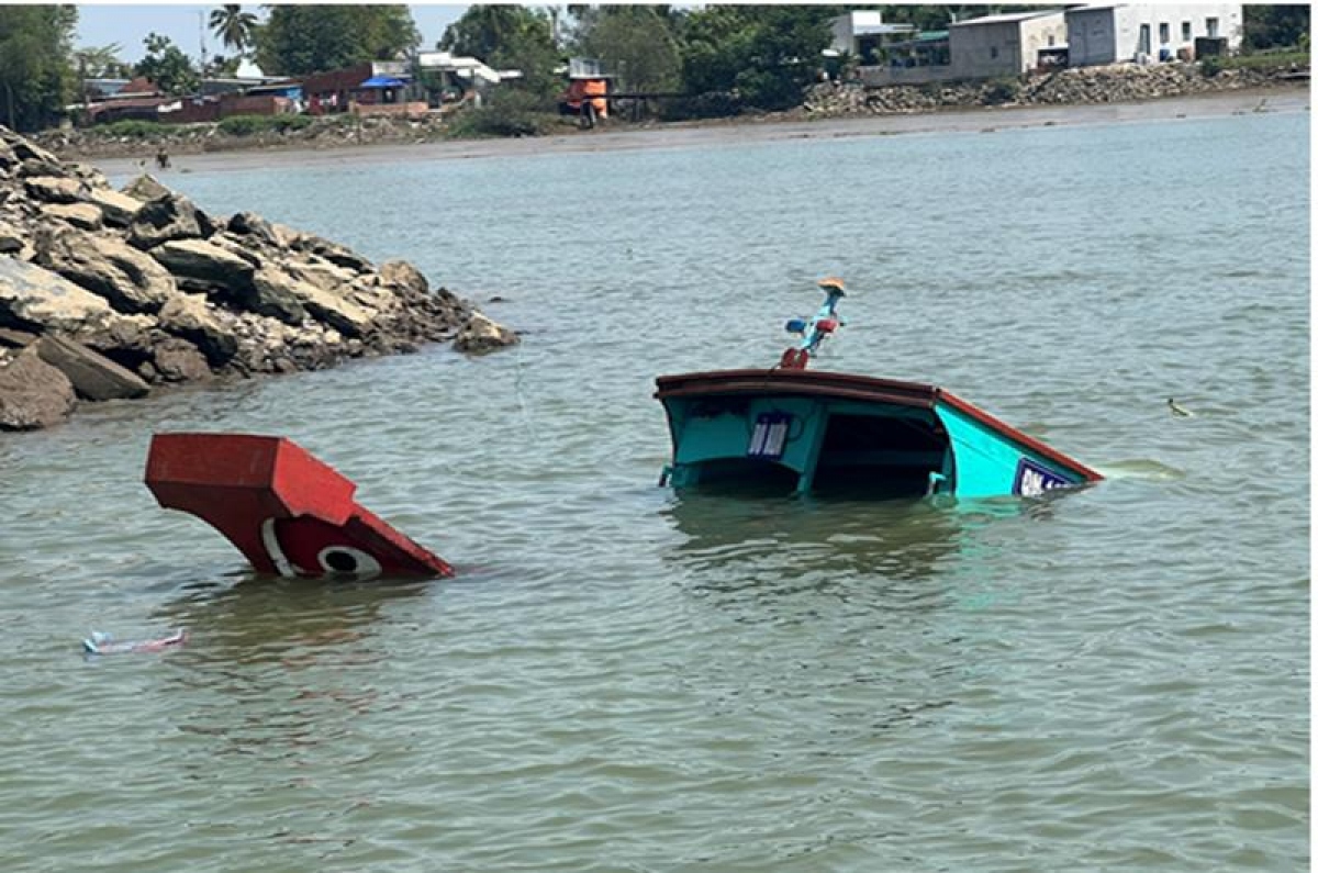 khởi tố vụ lật thuyền làm một thai phụ tử vong trên sông Đồng nai hình ảnh 1 khoi to vu lat thuyen lam mot thai phu tu vong tren song Dong nai hinh anh 1