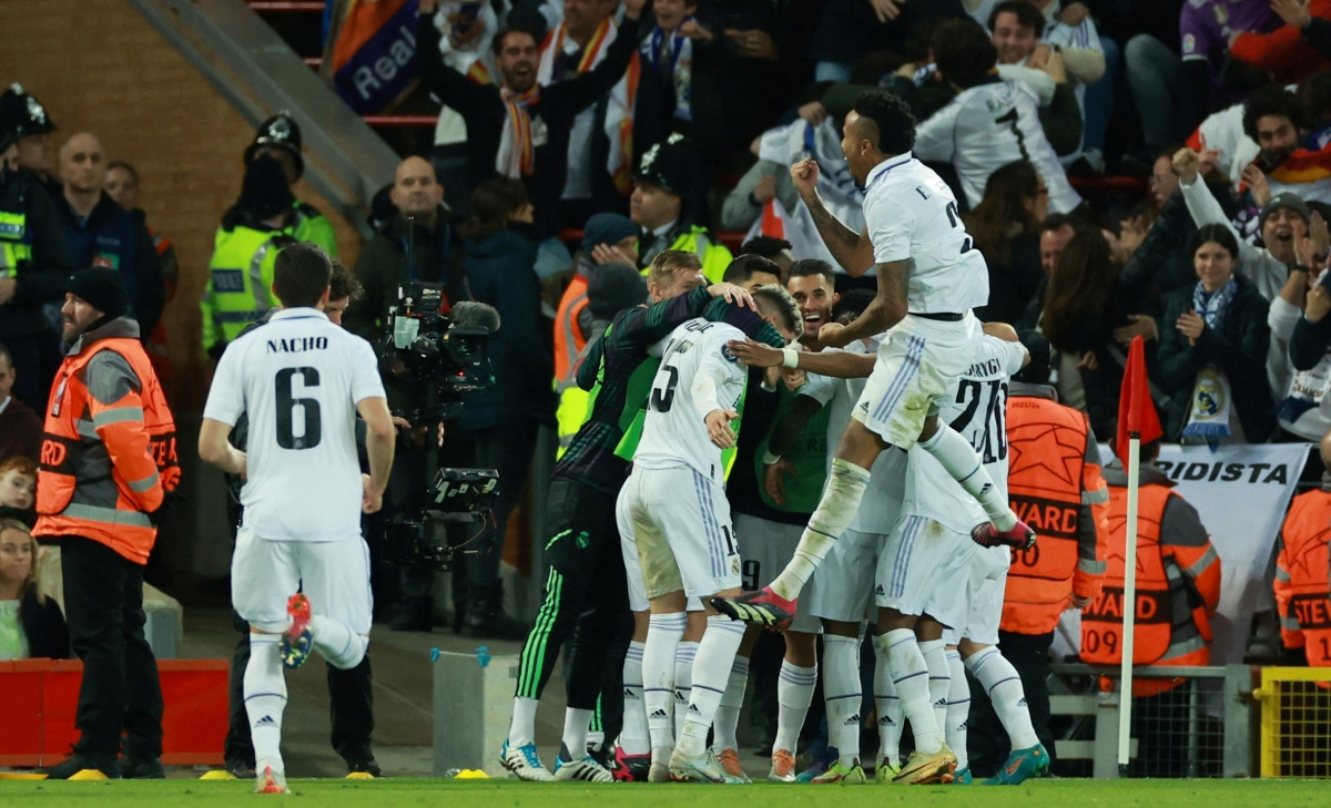 vinicius va benzema ruc sang, real madrid thang huy diet liverpool hinh anh 15