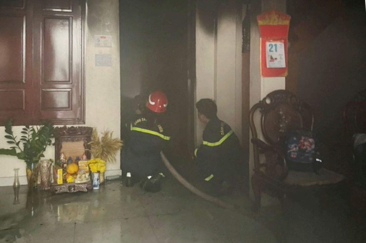 cứu 3 người mắc kẹt trong đám cháy tại hải phòng hình ảnh 1 cuu 3 nguoi mac ket trong dam chay tai hai phong hinh anh 1