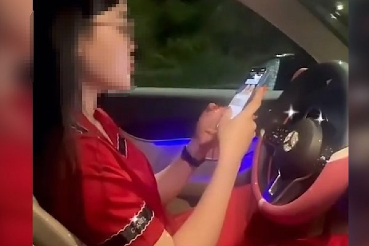 phạt nữ tài xế lái mercedes buông cả hai tay để bấm điện thoại hình ảnh 1 phat nu tai xe lai mercedes buong ca hai tay de bam dien thoai hinh anh 1