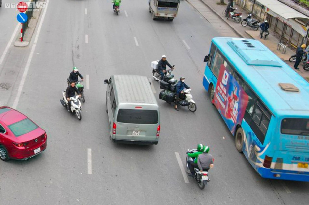 xe may noi duoi nhau di nguoc chieu, cat mat o to tren duong giai phong ha noi hinh anh 2
