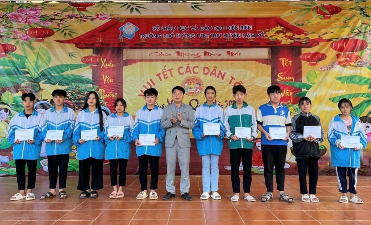 hoc sinh bo hoc di lam, thay giao nhan thay co, ban be luon doi em ve hinh anh 3