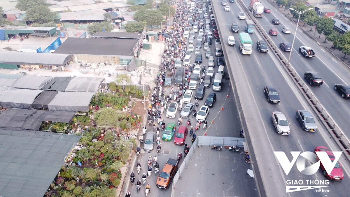 hà nội tiếp tục rào chắn, thu hẹp lòng đường nguyễn xiển hình ảnh 1 ha noi tiep tuc rao chan, thu hep long duong nguyen xien hinh anh 1