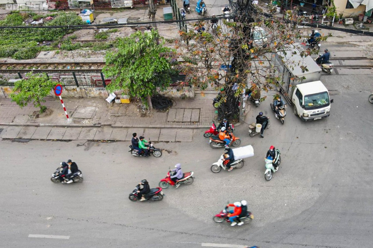 xe may noi duoi nhau di nguoc chieu, cat mat o to tren duong giai phong ha noi hinh anh 4