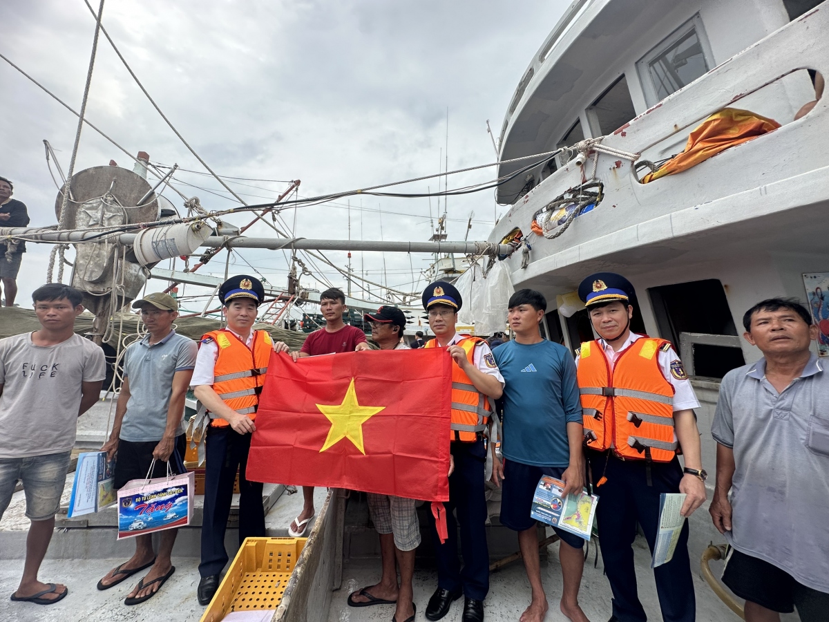 tuan tra khu vuc bien giap ranh quyet tam cham dut tinh trang tau ca khai thac iuu hinh anh 3