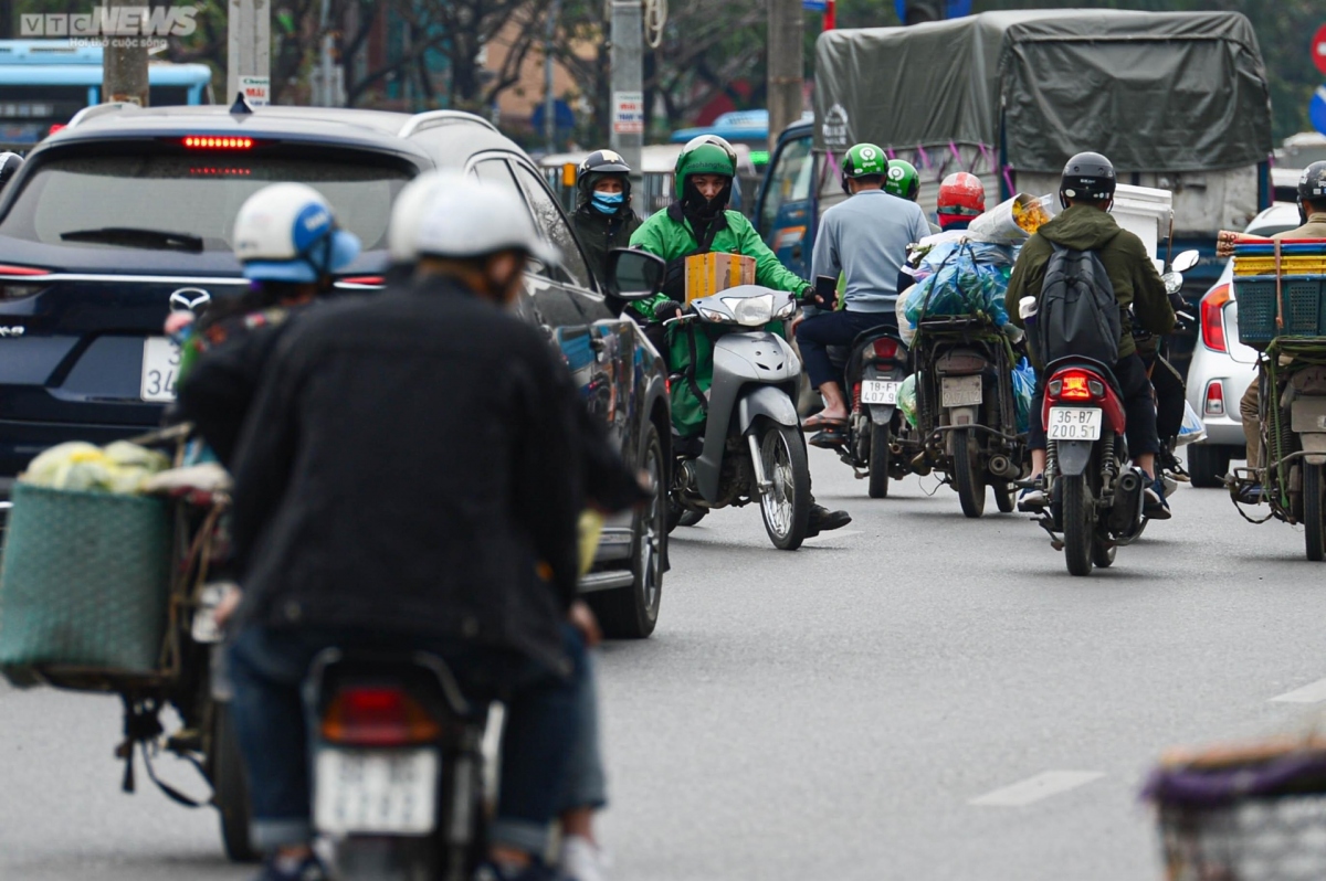 xe may noi duoi nhau di nguoc chieu, cat mat o to tren duong giai phong ha noi hinh anh 6