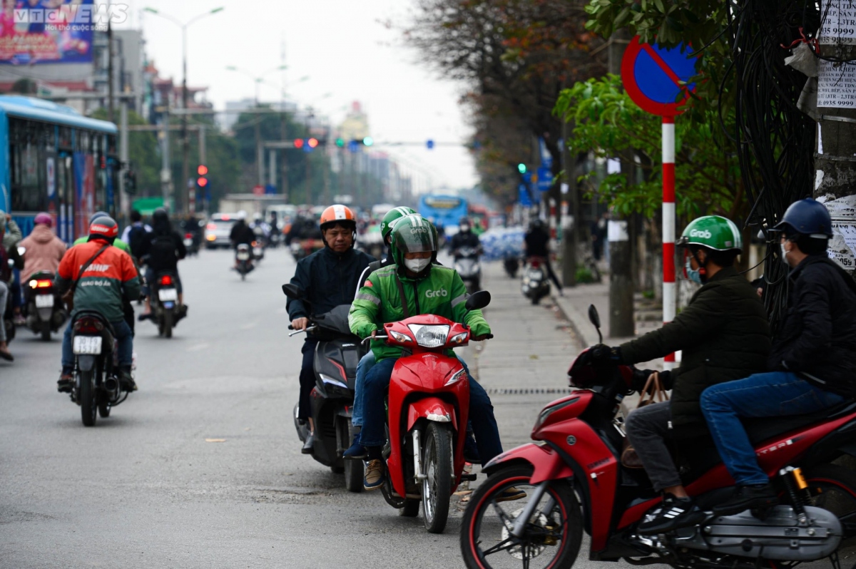 xe may noi duoi nhau di nguoc chieu, cat mat o to tren duong giai phong ha noi hinh anh 7