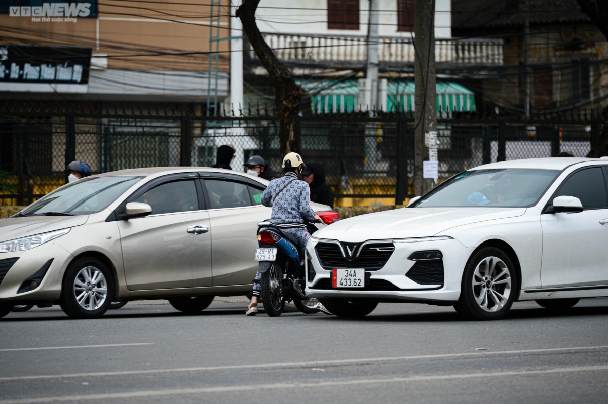 xe may noi duoi nhau di nguoc chieu, cat mat o to tren duong giai phong ha noi hinh anh 8