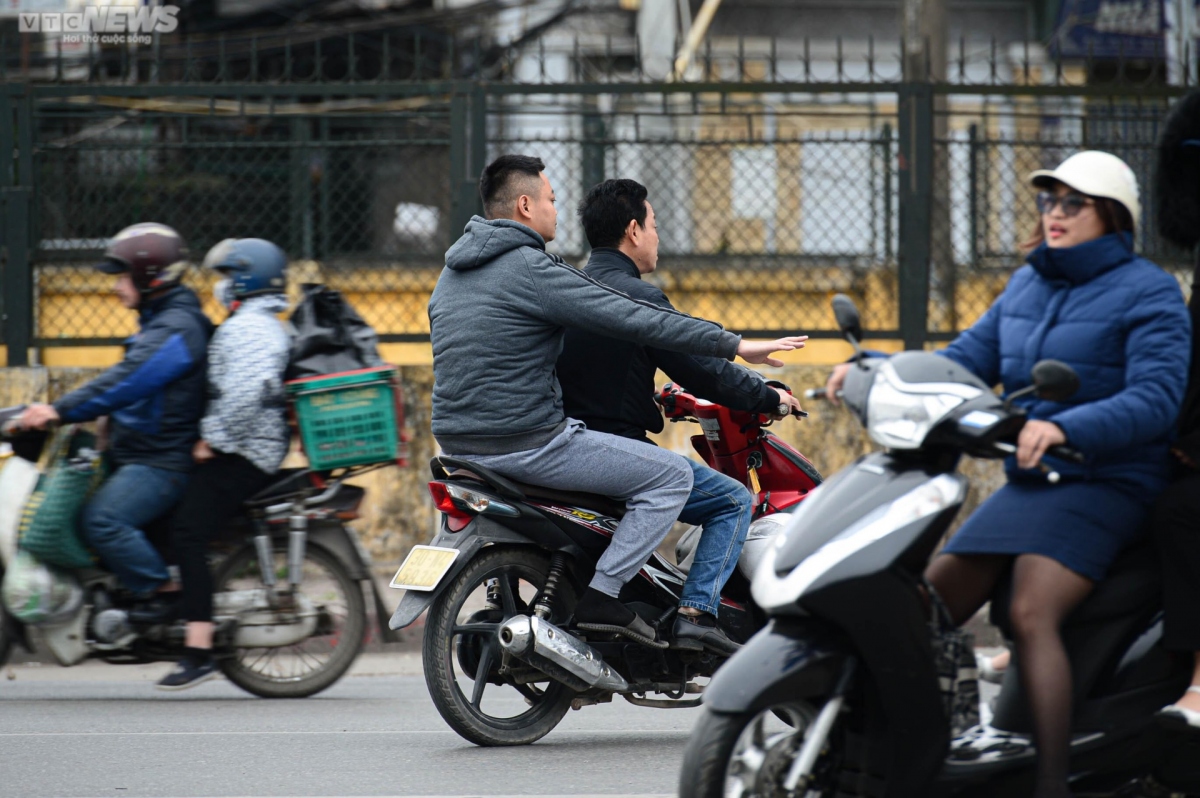 xe may noi duoi nhau di nguoc chieu, cat mat o to tren duong giai phong ha noi hinh anh 9