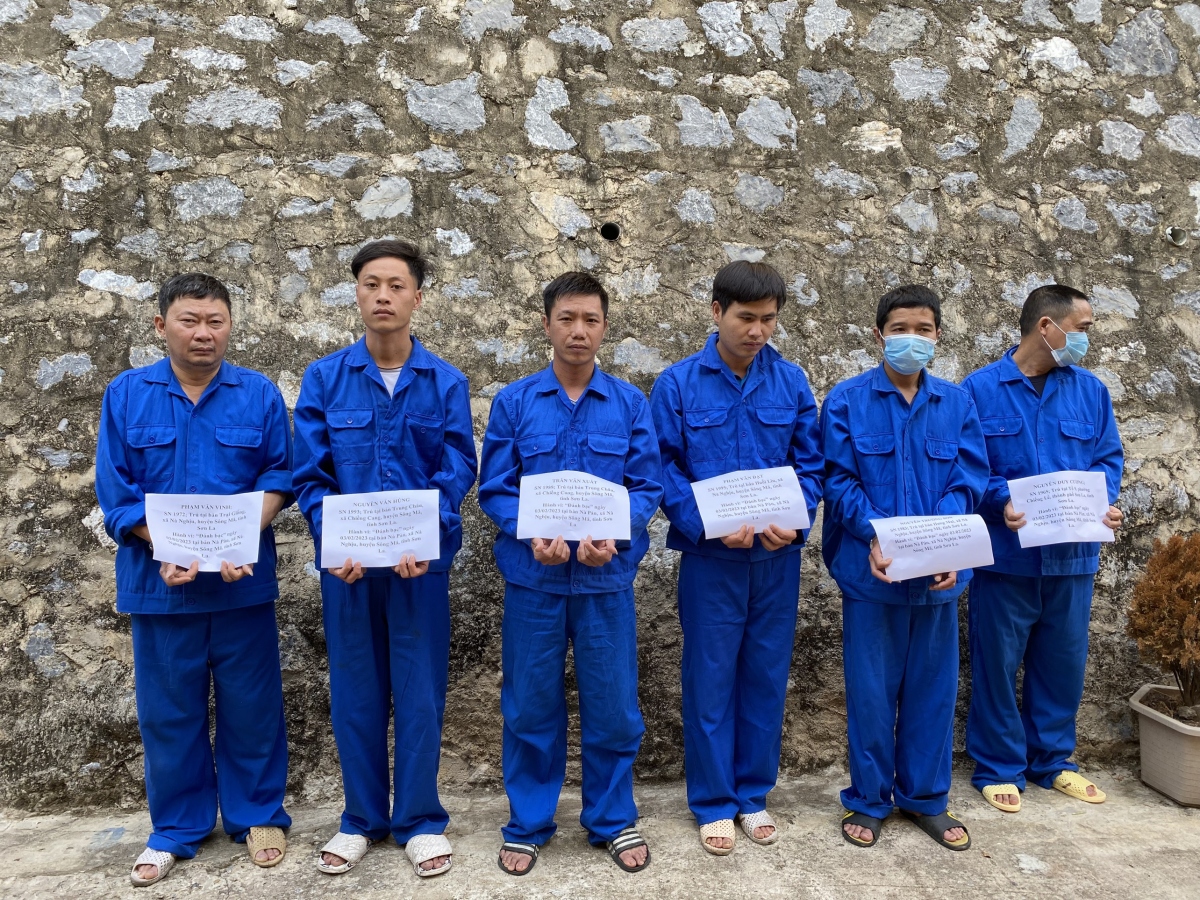 con bạc bỏ chạy khi bị công an vây bắt trong đêm hình ảnh 1 con bac bo chay khi bi cong an vay bat trong dem hinh anh 1