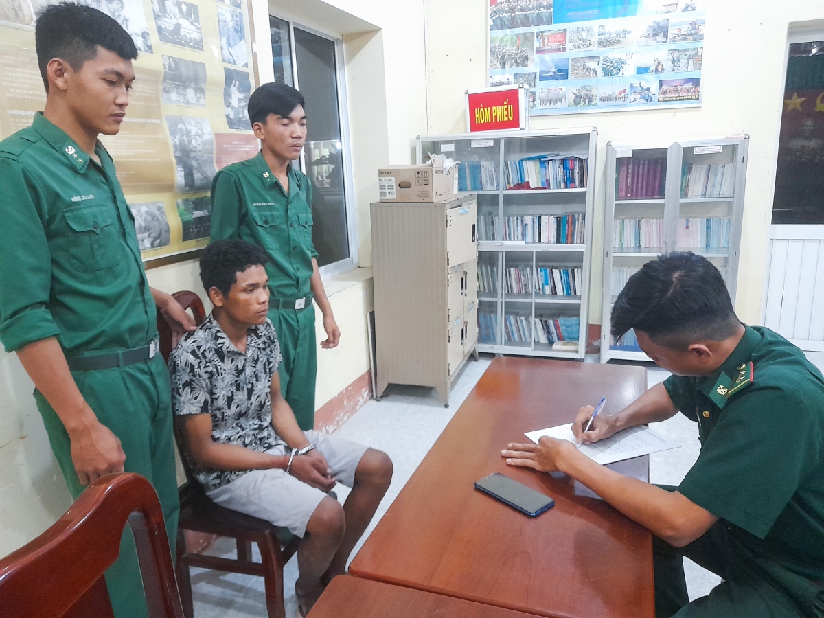 bộ đội biên phòng sóc trăng bắt giữ đối tượng tàng trữ trái phép chất ma túy hình ảnh 1 bo doi bien phong soc trang bat giu doi tuong tang tru trai phep chat ma tuy hinh anh 1