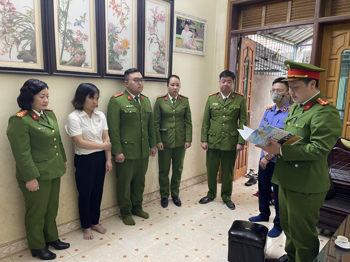 khoi to giam doc va 2 can bo trung tam dang kiem tai son la ve toi nhan hoi lo hinh anh 2