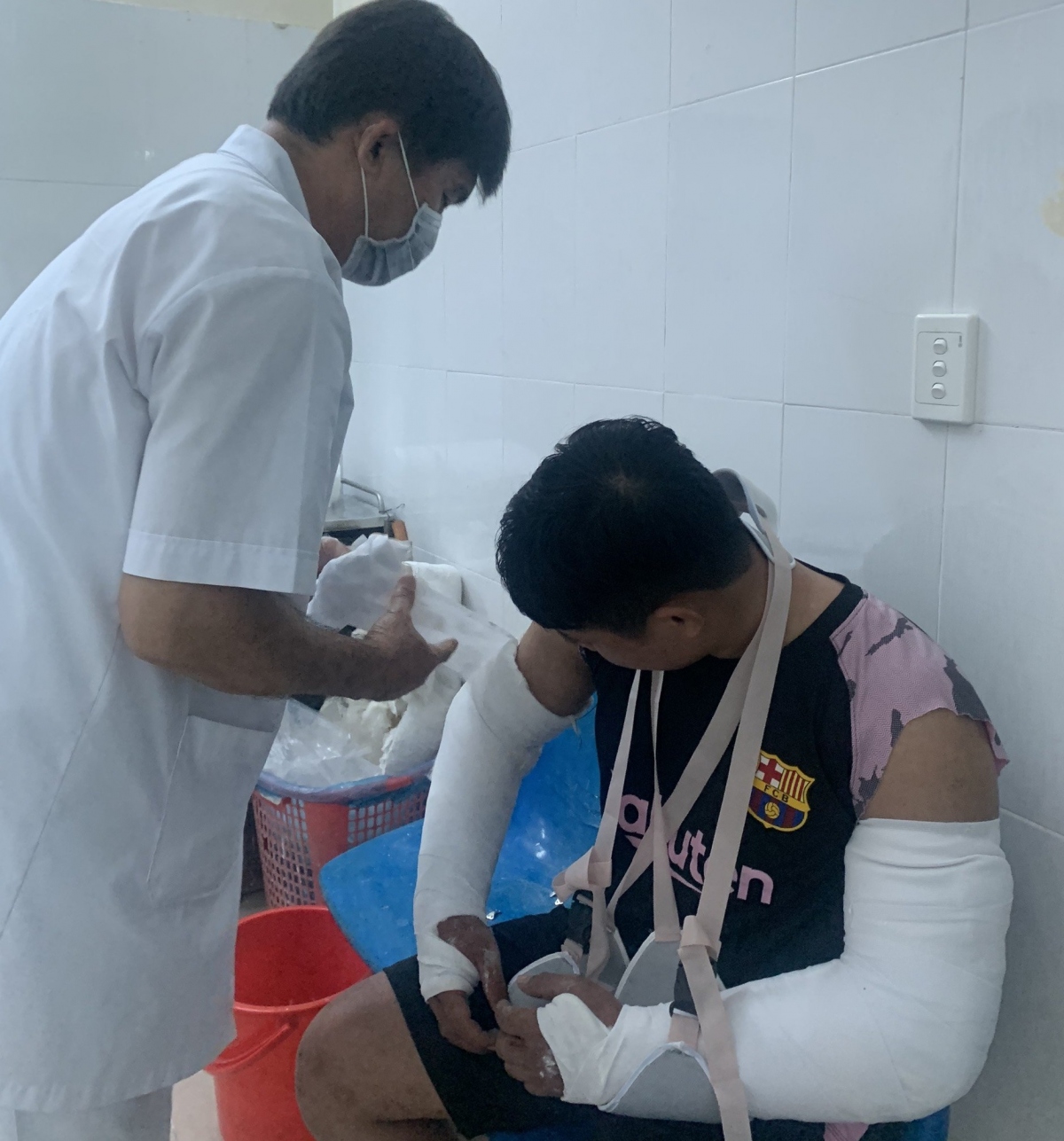củng cố hồ sơ xử lý hai vợ chồng đánh gãy tay nhân viên giao hàng ở quảng ngãi hình ảnh 1 cung co ho so xu ly hai vo chong danh gay tay nhan vien giao hang o quang ngai hinh anh 1