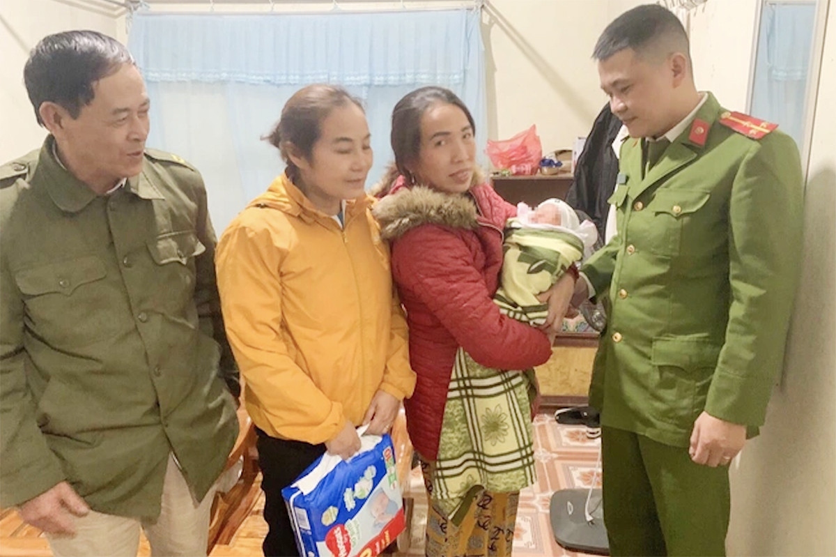 be gai so sinh bi bo lai trong dem lanh buot, cung buc thu cua nguoi me hinh anh 1