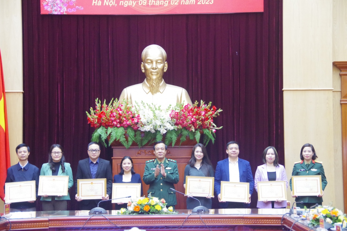 1 tap the va 3 phong vien vov duoc tang bang khen cua bo tu lenh bo doi bien phong hinh anh 3