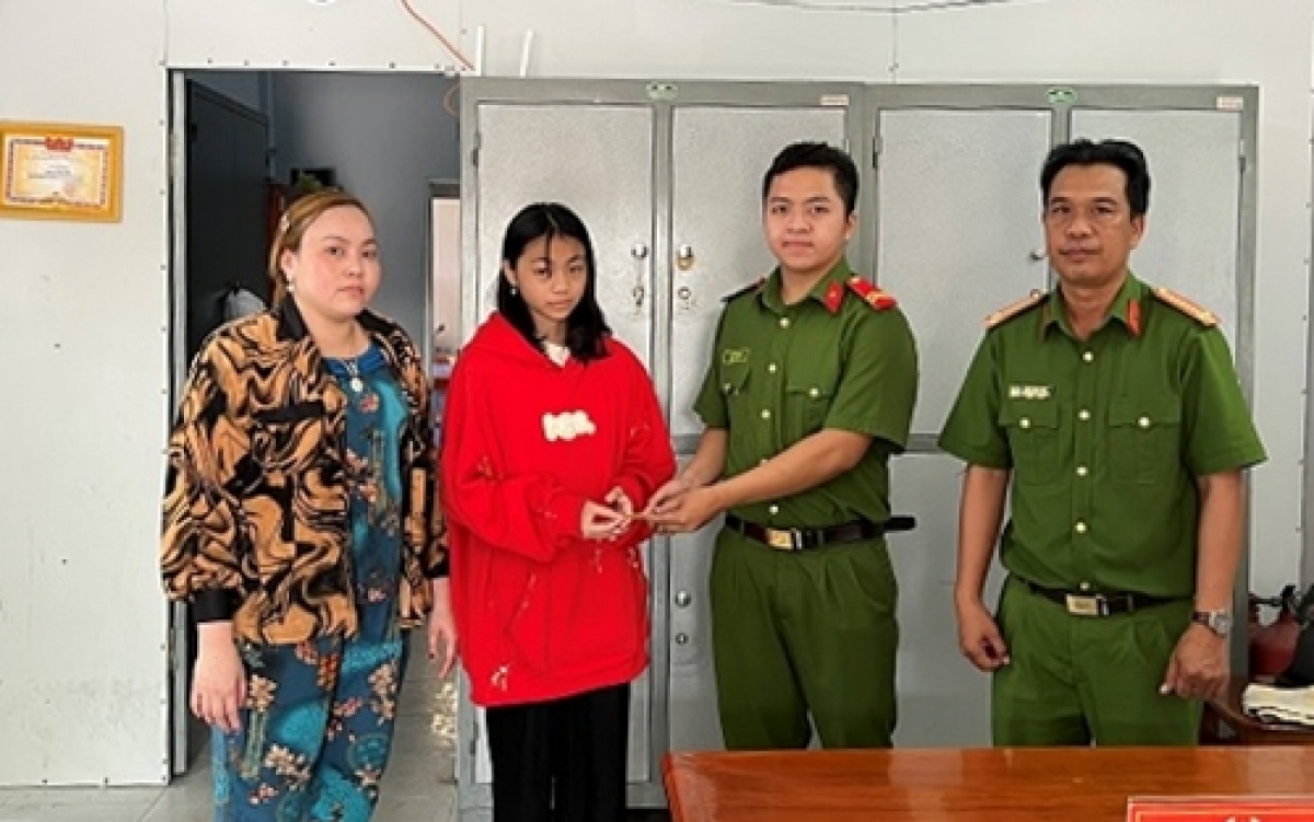 chiến sĩ công an nghĩa vụ trả lại vàng cho người đánh rơi hình ảnh 1 chien si cong an nghia vu tra lai vang cho nguoi danh roi hinh anh 1