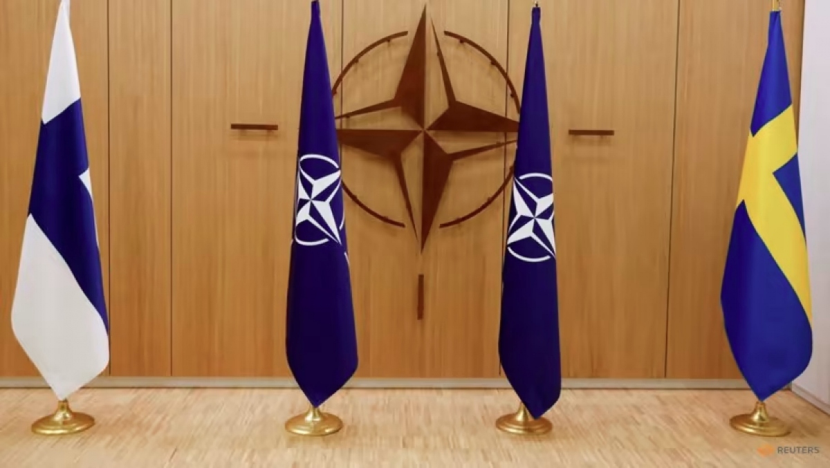 Cờ Thụy Điển bên cờ NATO. Ảnh: Reuters.