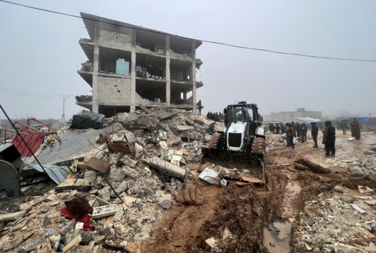 be trai 3 tuoi mat ca gia dinh trong tran dong dat kinh hoang o syria hinh anh 5