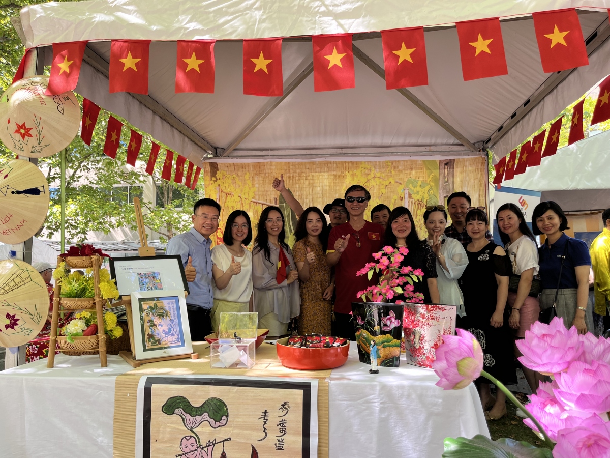 Áo dài việt nam khoe sắc tại lễ hội đa văn hoá canberra hình ảnh 1 Ao dai viet nam khoe sac tai le hoi da van hoa canberra hinh anh 1
