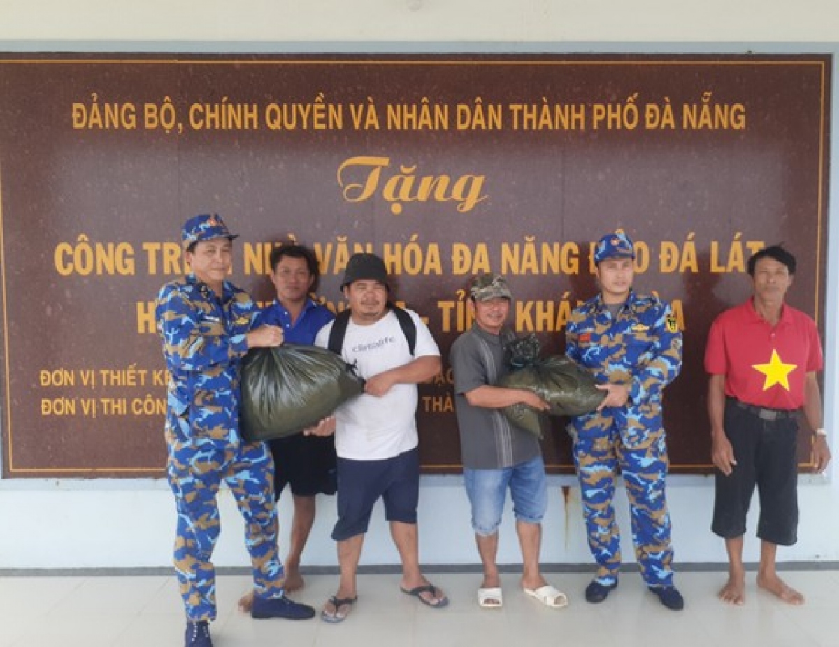 kịp thời hỗ trợ hơn 500 ngư dân trên 131 tàu cá bị cạn lương thực do thời tiết xấu hình ảnh 1 kip thoi ho tro hon 500 ngu dan tren 131 tau ca bi can luong thuc do thoi tiet xau hinh anh 1