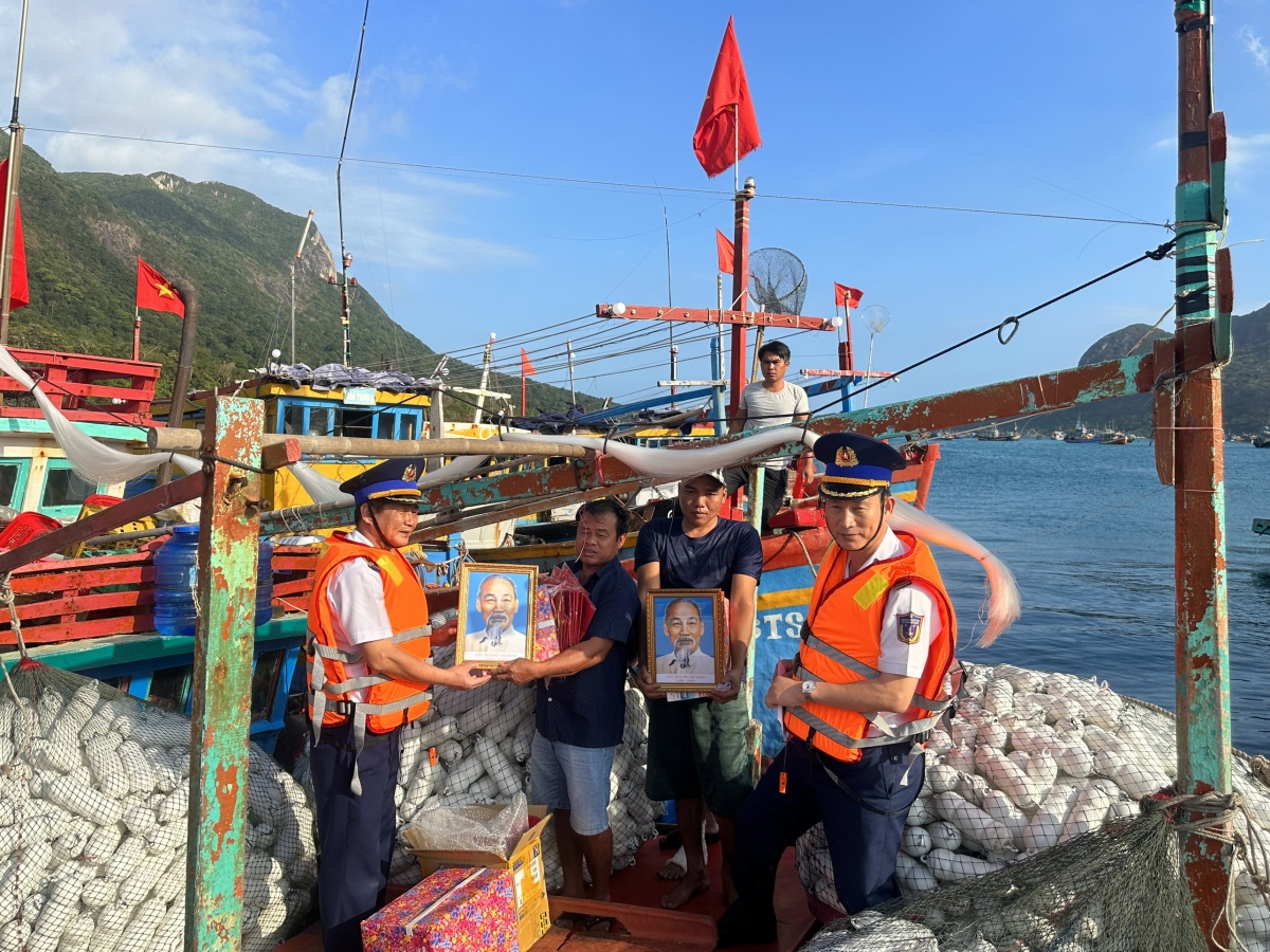 tuan tra khu vuc bien giap ranh quyet tam cham dut tinh trang tau ca khai thac iuu hinh anh 2