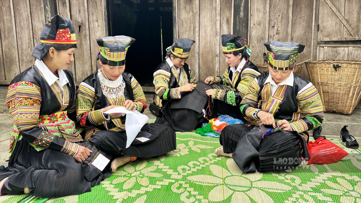Lam Binh district of Tuyen Quang province is home to more than 80 families keeping traditional brocade weaving alive.