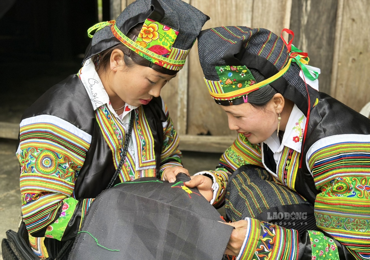 For the black Mong, brocade clothes feature a dominant black colour that is easy to recognise.