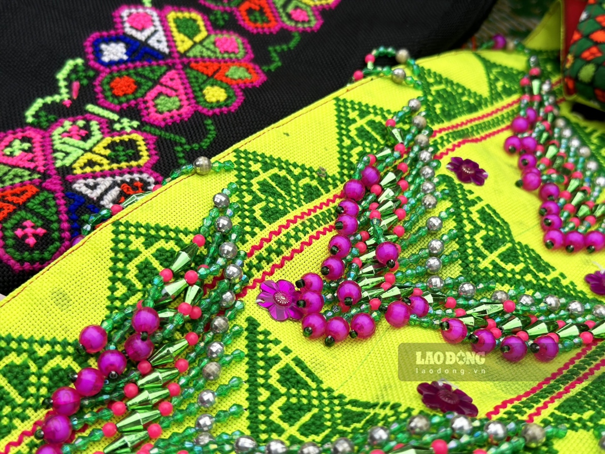 The colour of the costume is combined with beautiful patterns of flowers, leaves, and triangles on the brace, collar, skirt, and hat, thereby making the costumes of the black Mong people more lively and impressive.