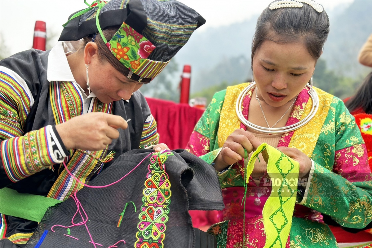Handicraft products produced by the black Mong people are of high aesthetic value.