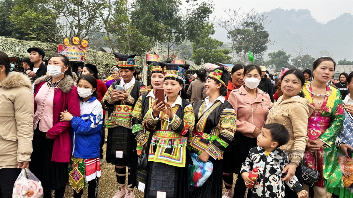 The costumes make black Mong ethnic women look outstanding among crowds.