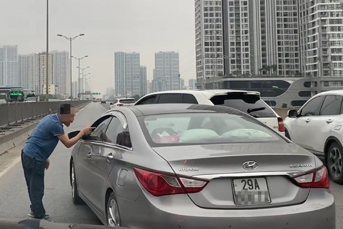 làm rõ video tài xế porsche chặn đầu ô tô khác để... phun nước miếng hình ảnh 1 lam ro video tai xe porsche chan dau o to khac de... phun nuoc mieng hinh anh 1