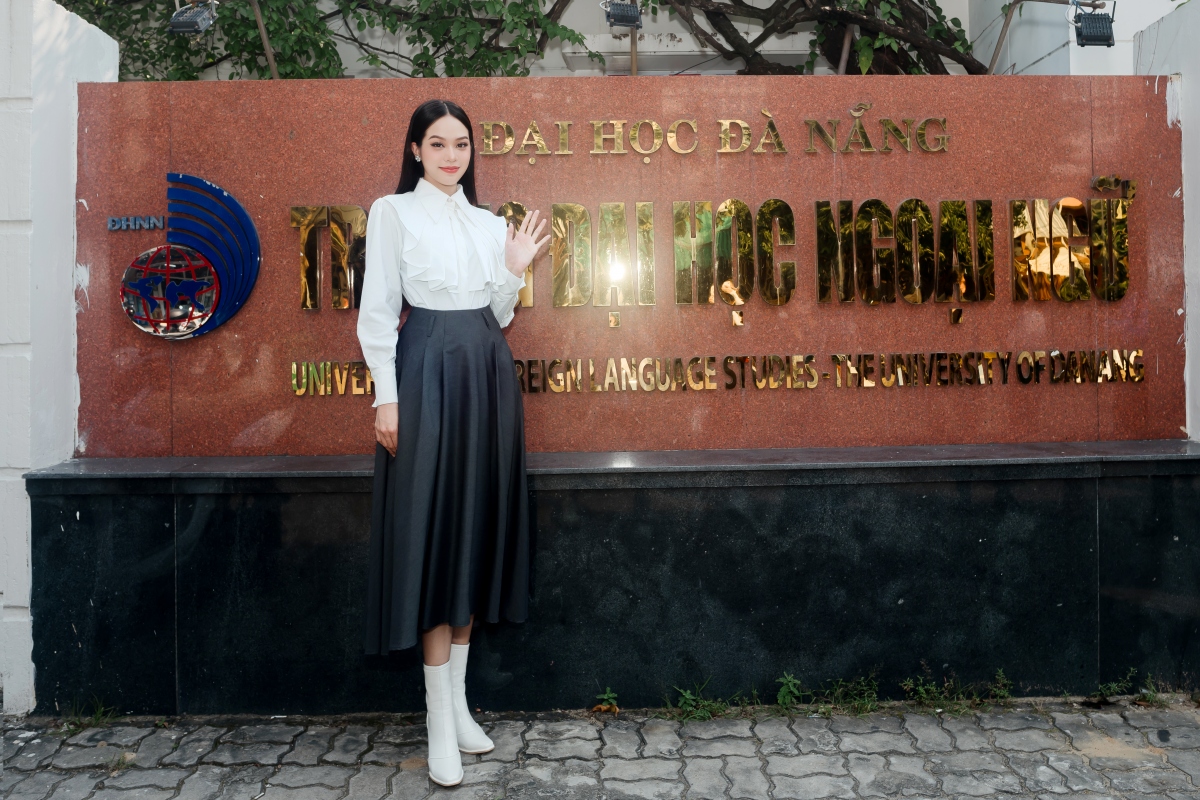 Hoa hậu Huỳnh Thị Thanh Thủy giản dị về lại trường đại học ở Đà Nẵng