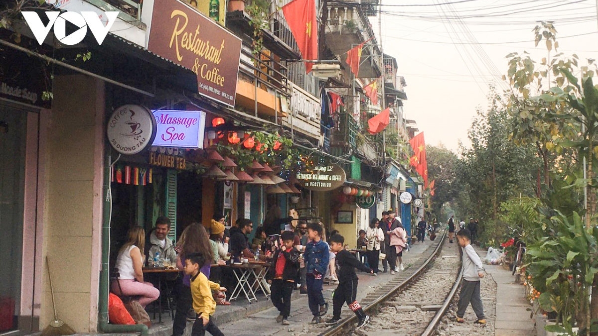 xử lý vi phạm tại phố cà phê đường tàu sau phản ánh của báo điện tử vov hình ảnh 1 xu ly vi pham tai pho ca phe duong tau sau phan anh cua bao dien tu vov hinh anh 1