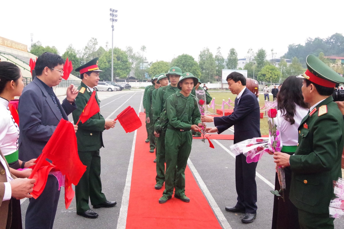 hang nghin thanh nien cac tinh tay bac len duong nhap ngu hinh anh 3