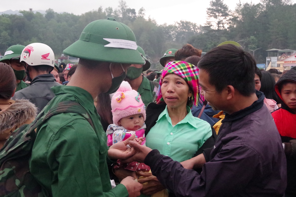 hang nghin thanh nien cac tinh tay bac len duong nhap ngu hinh anh 4