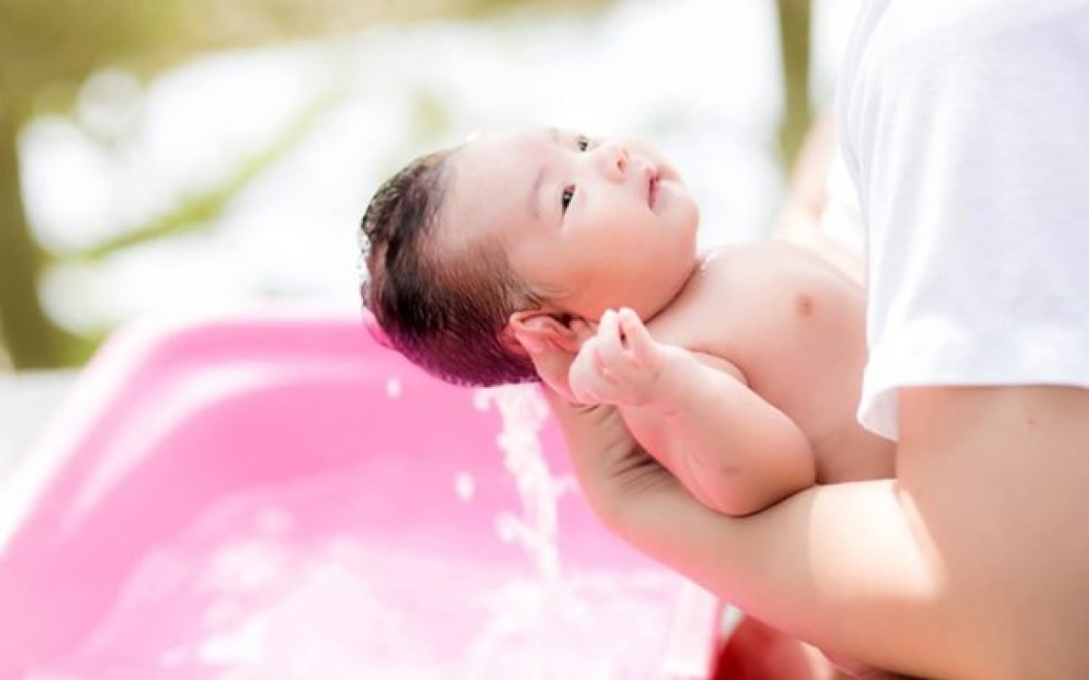 phu huynh can chu y gi khi tam cho tre so sinh hinh anh 2