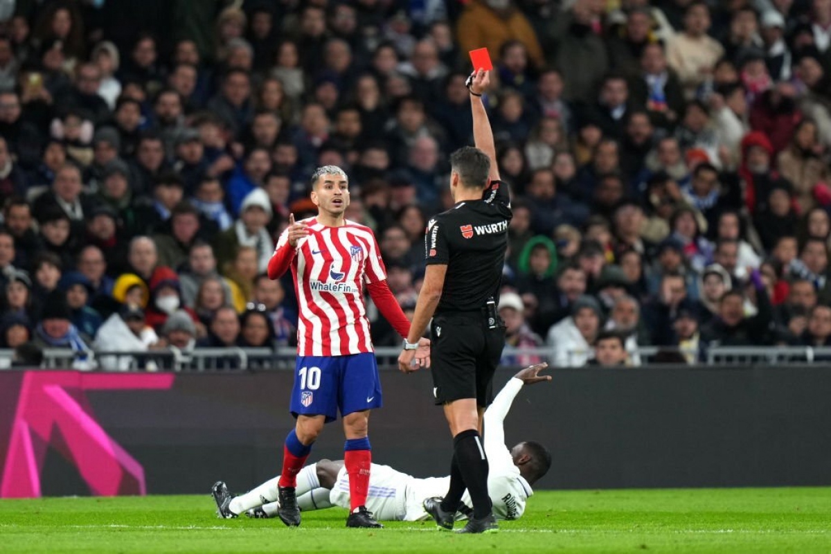 rudiger bi cau thu atletico madrid hanh hung, real madrid suyt thua tran hinh anh 2
