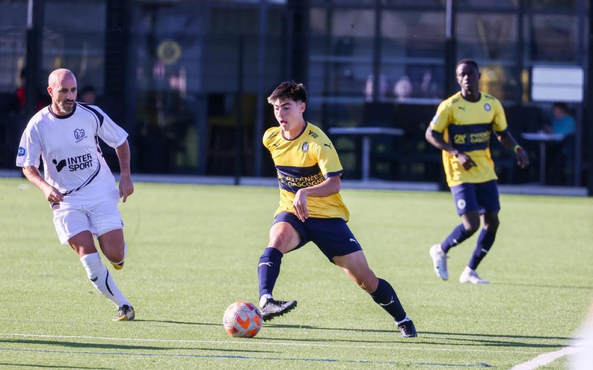 tuyển thủ philippines là đồng đội quang hải tại pau fc hình ảnh 1 tuyen thu philippines la dong doi quang hai tai pau fc hinh anh 1