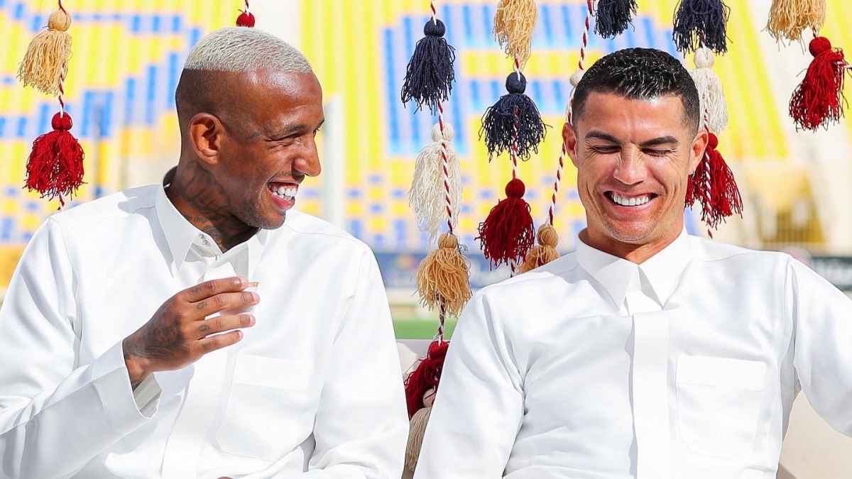 ronaldo rang ro trong trang phuc truyen thong cua saudi arabia hinh anh 1