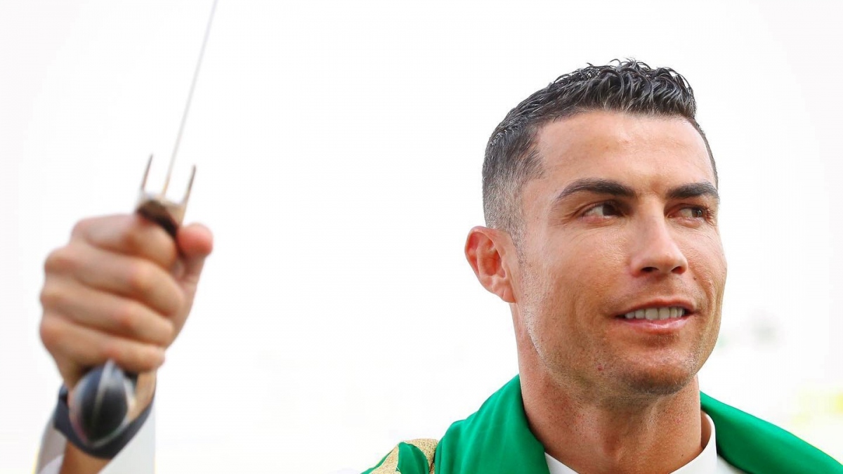 ronaldo rang ro trong trang phuc truyen thong cua saudi arabia hinh anh 4