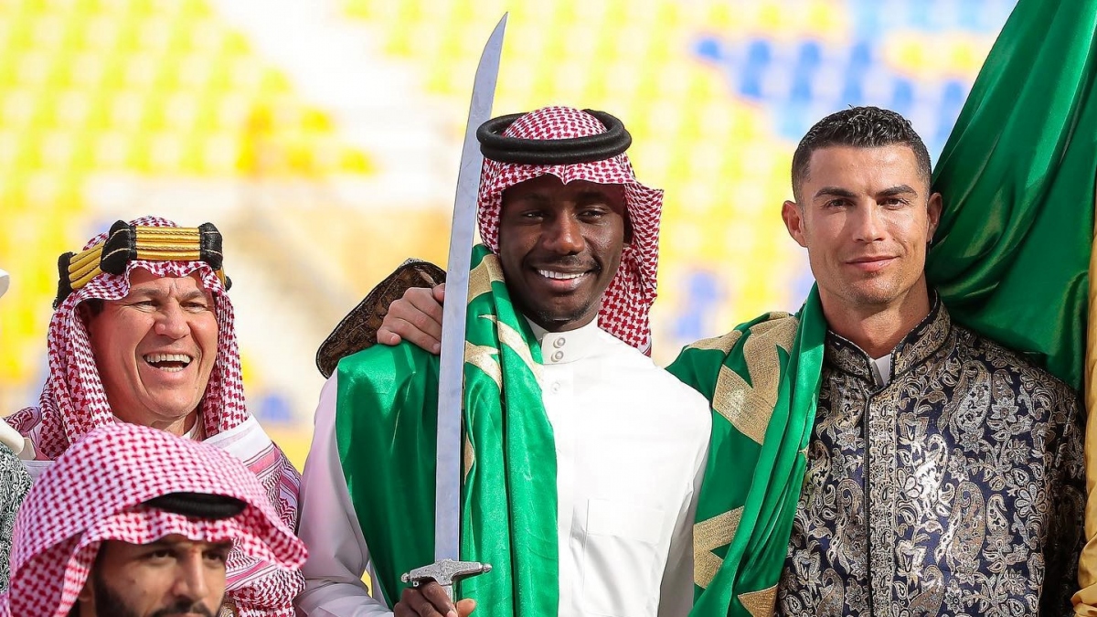 ronaldo rang ro trong trang phuc truyen thong cua saudi arabia hinh anh 6