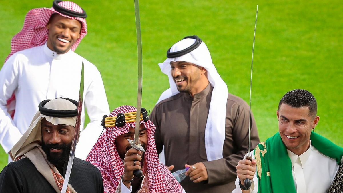 ronaldo rang ro trong trang phuc truyen thong cua saudi arabia hinh anh 7