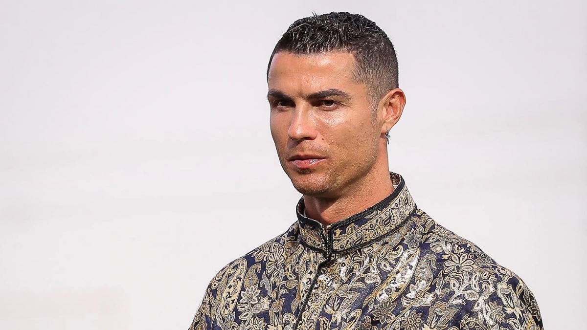 ronaldo rang ro trong trang phuc truyen thong cua saudi arabia hinh anh 8