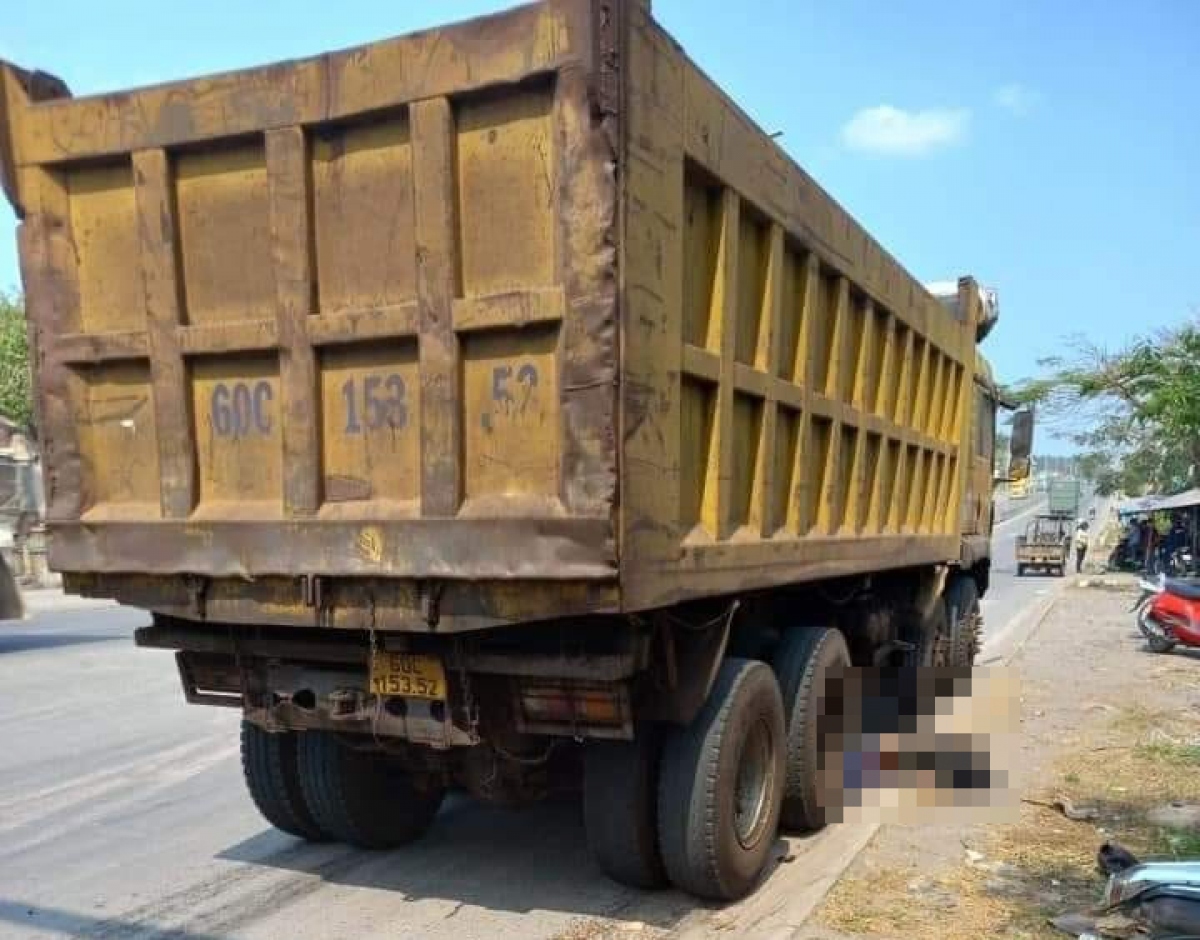 va chạm với xe tải, người đàn ông bị cuốn vào gầm tử vong hình ảnh 1 va cham voi xe tai, nguoi dan ong bi cuon vao gam tu vong hinh anh 1