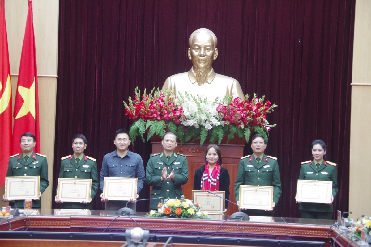 1 tap the va 3 phong vien vov duoc tang bang khen cua bo tu lenh bo doi bien phong hinh anh 4
